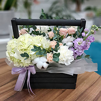 Белые цветы, черная упаковка