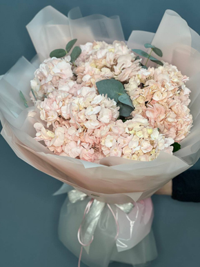 весенний букет с гортензией